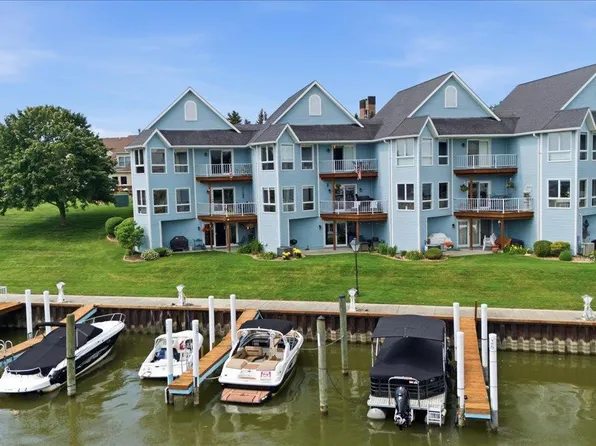 827 N Pointe Dr, Port Huron, MI 48060