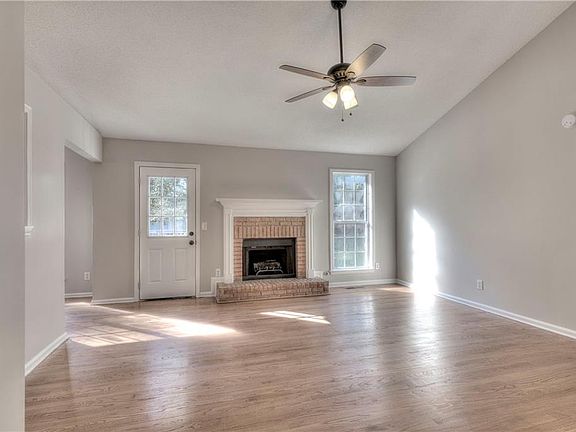 4th image of 79 Essex Ln