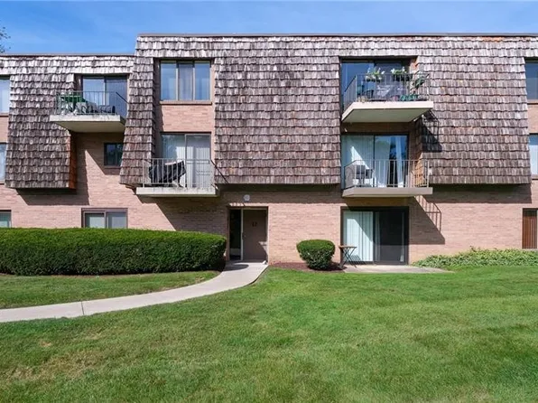 1225 Forest Green Dr, Coraopolis, PA 15108