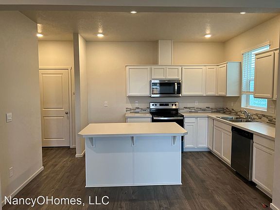 5th image of 619 NE 72nd St