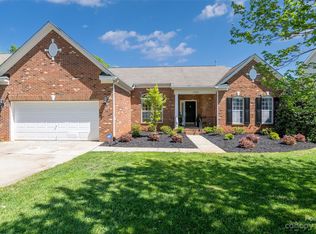 1305 Cochrane Woods Ln, Matthews, NC 28105