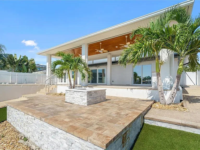3924 Versailles Dr — Photo 32