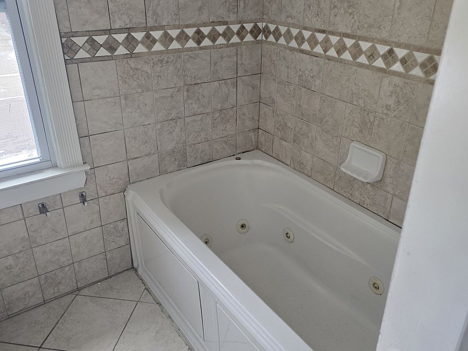 2nd image of 4040 Tyler St