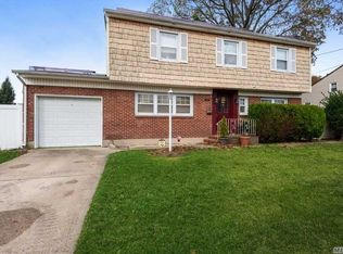 2390 S Seamans Neck Rd, Seaford, NY 11783