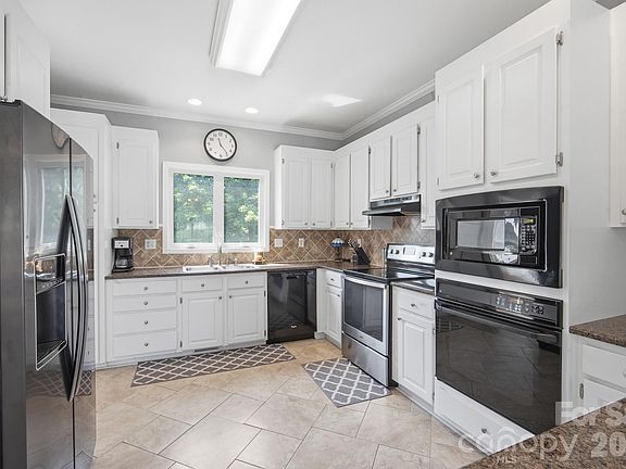 4th image of 825 Timberlane Trl