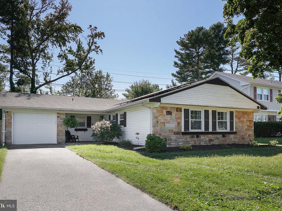 1st image of 40 Holiday Ln