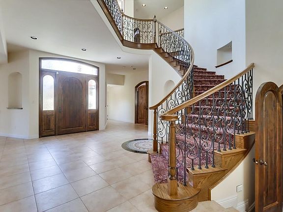 5th image of 711 Country Club Ln