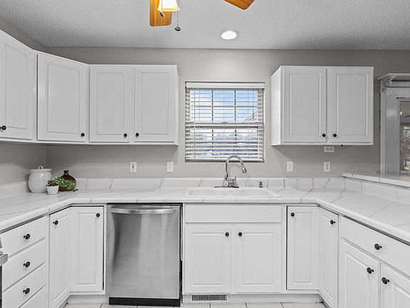 5th image of 1004 Bermuda Dr