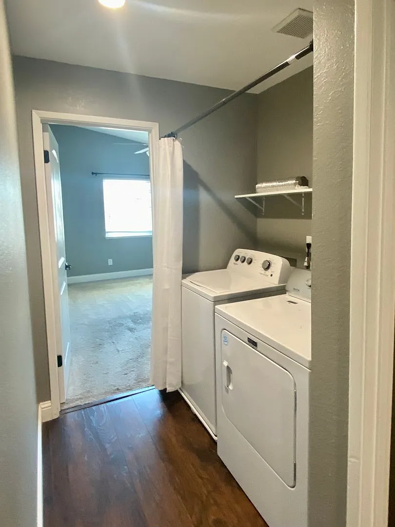 2 Bedroom 1 Bath In Oakley With Solar! — Photo 4