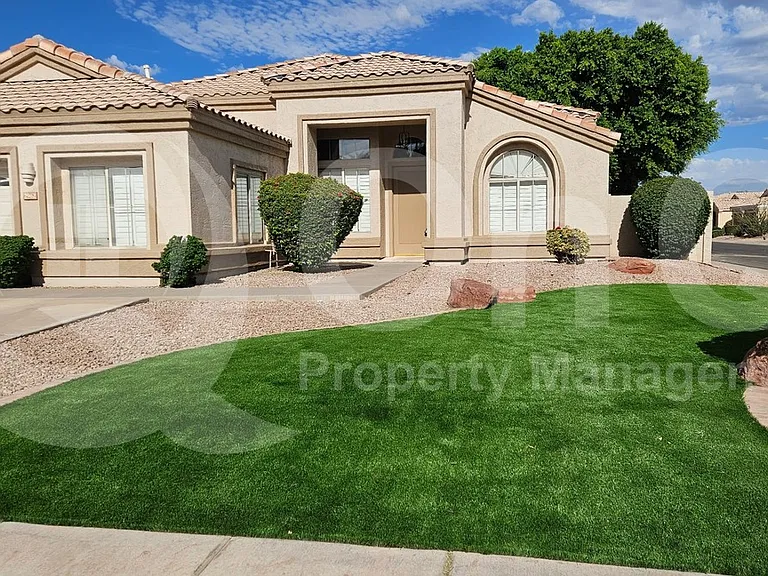 2962 S Yucca St — Photo 2
