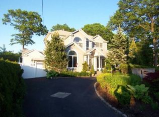 6 Ridge Ct, Hauppauge, NY 11788