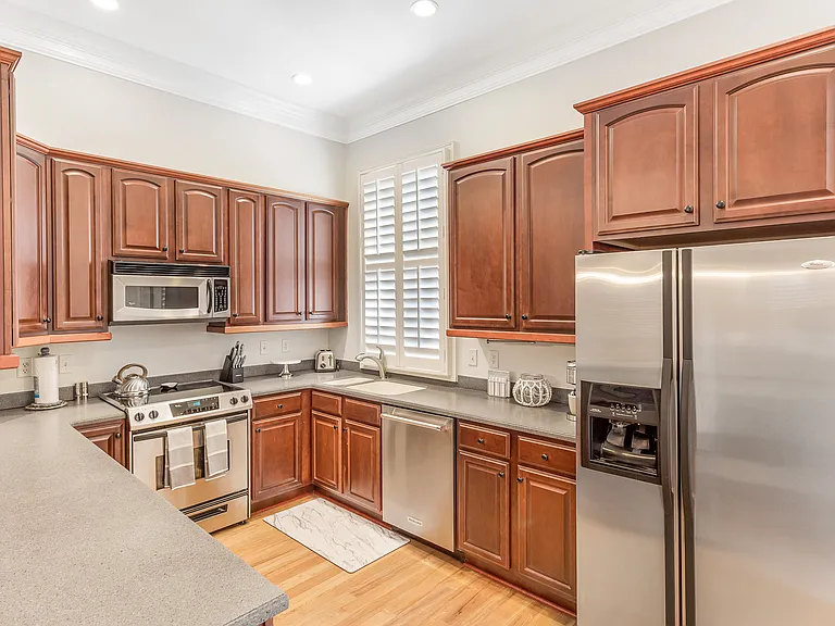 712 Barnard St — Photo 3