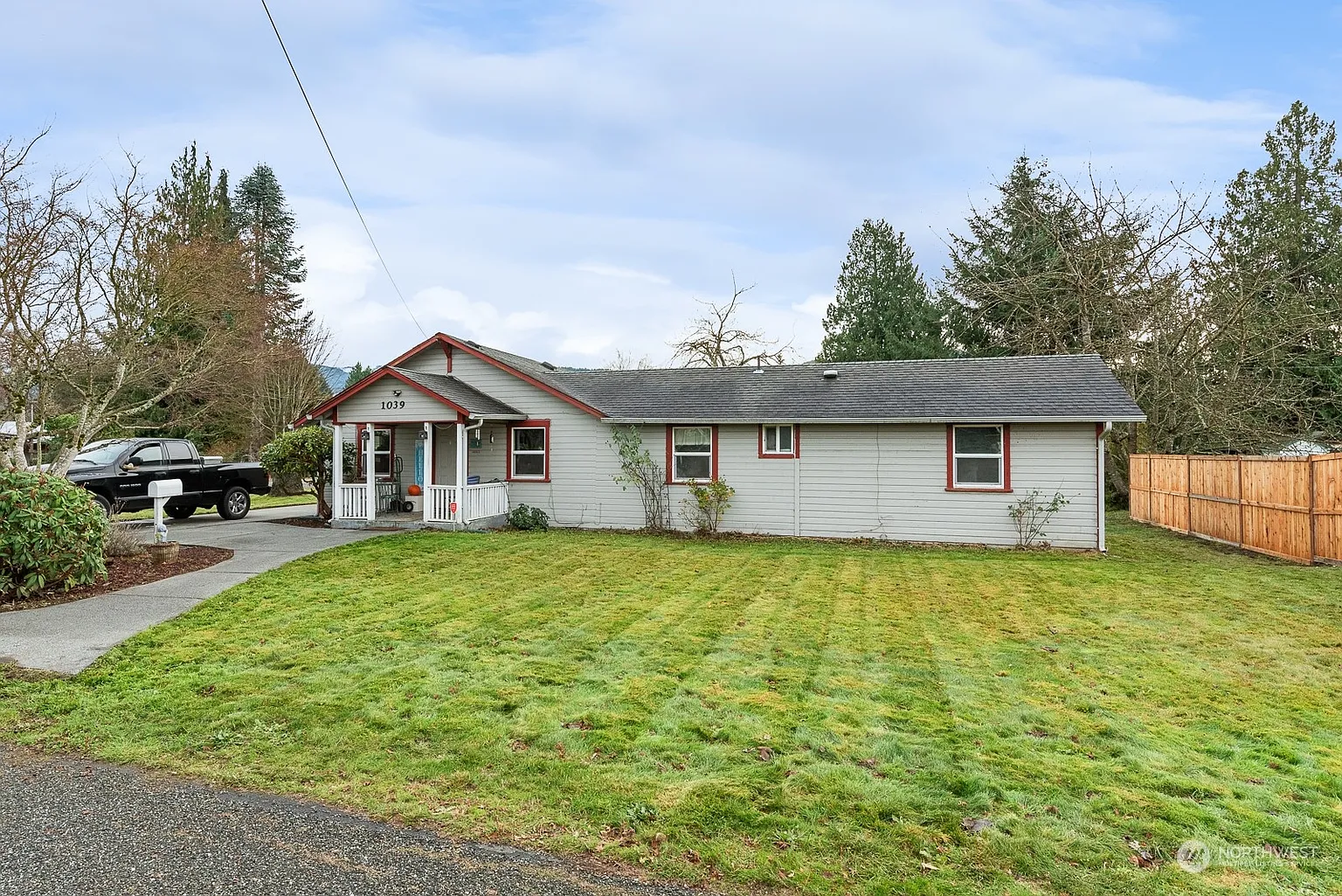 1039 Warner St photo 1