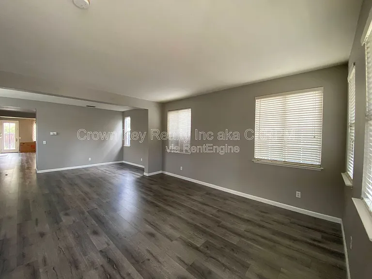 352 Goodall Dr — Photo 3