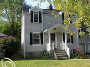 2197 Ridgemont Rd, Grosse Pointe Woods, MI 48236