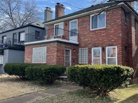 6404 Chippewa St, Saint Louis, MO