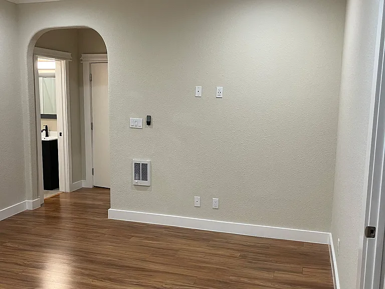 Claremont Towers Apartments — Photo 7