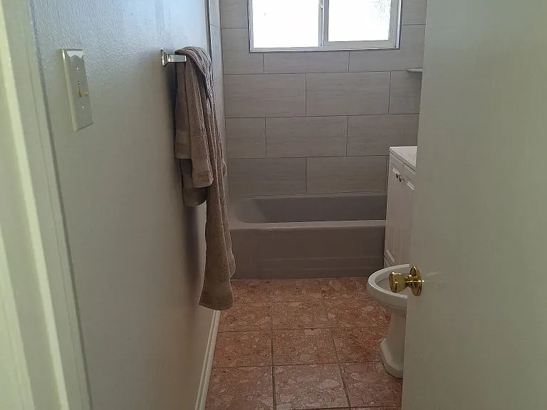 858 Ashfield Ave — Photo 4