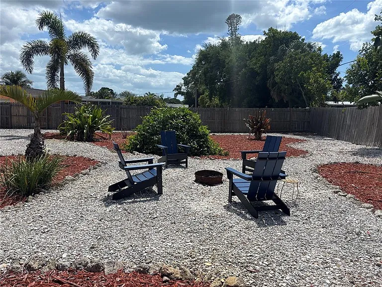 1008 Estremadura Dr — Photo 4