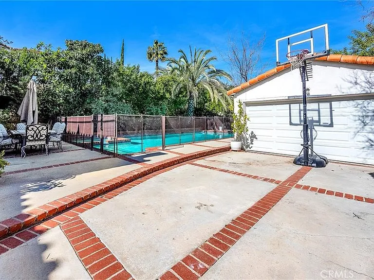 18423 Linnet St — Photo 57