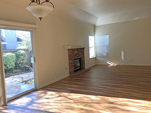 3rd image of 824 Peggy Lee Ct