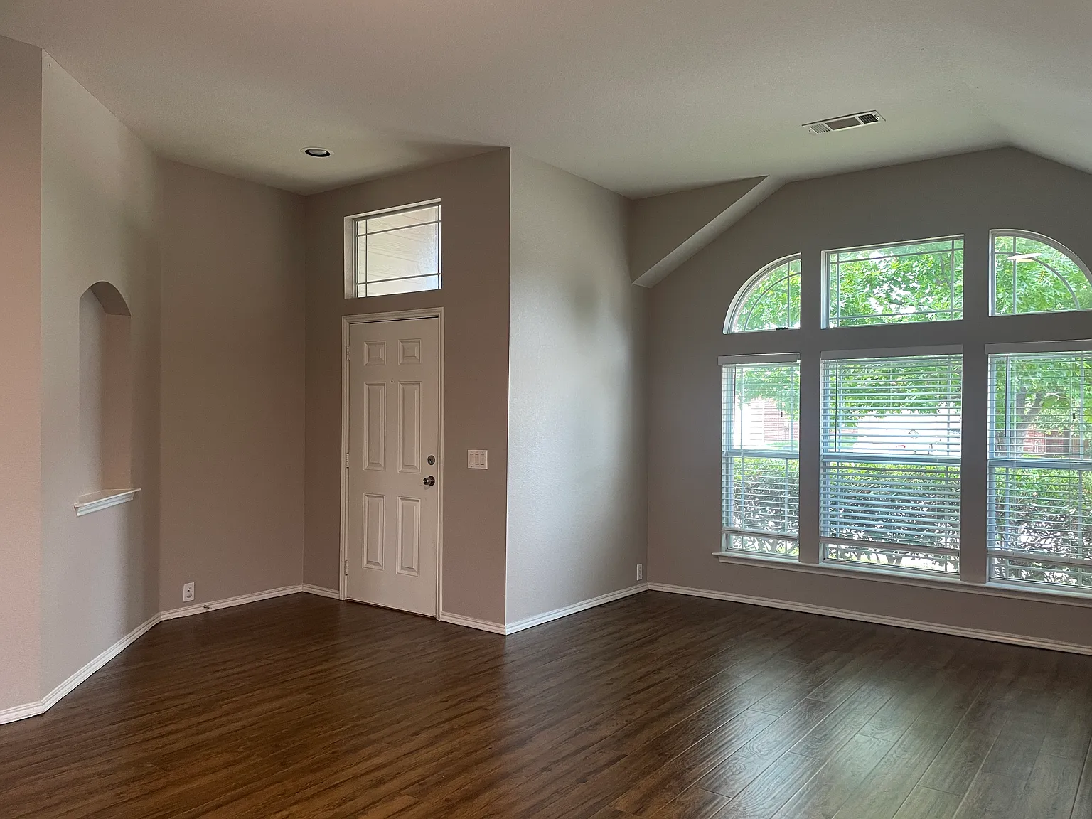 3 bed, 1881 sqft, $2,095 — Photo 3