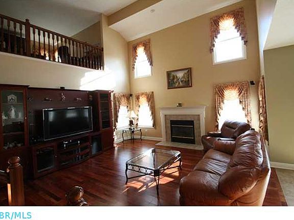 3rd image of 245 Durand St