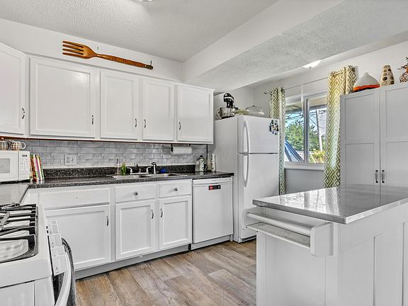 4th image of 6416 Roselawn Ave
