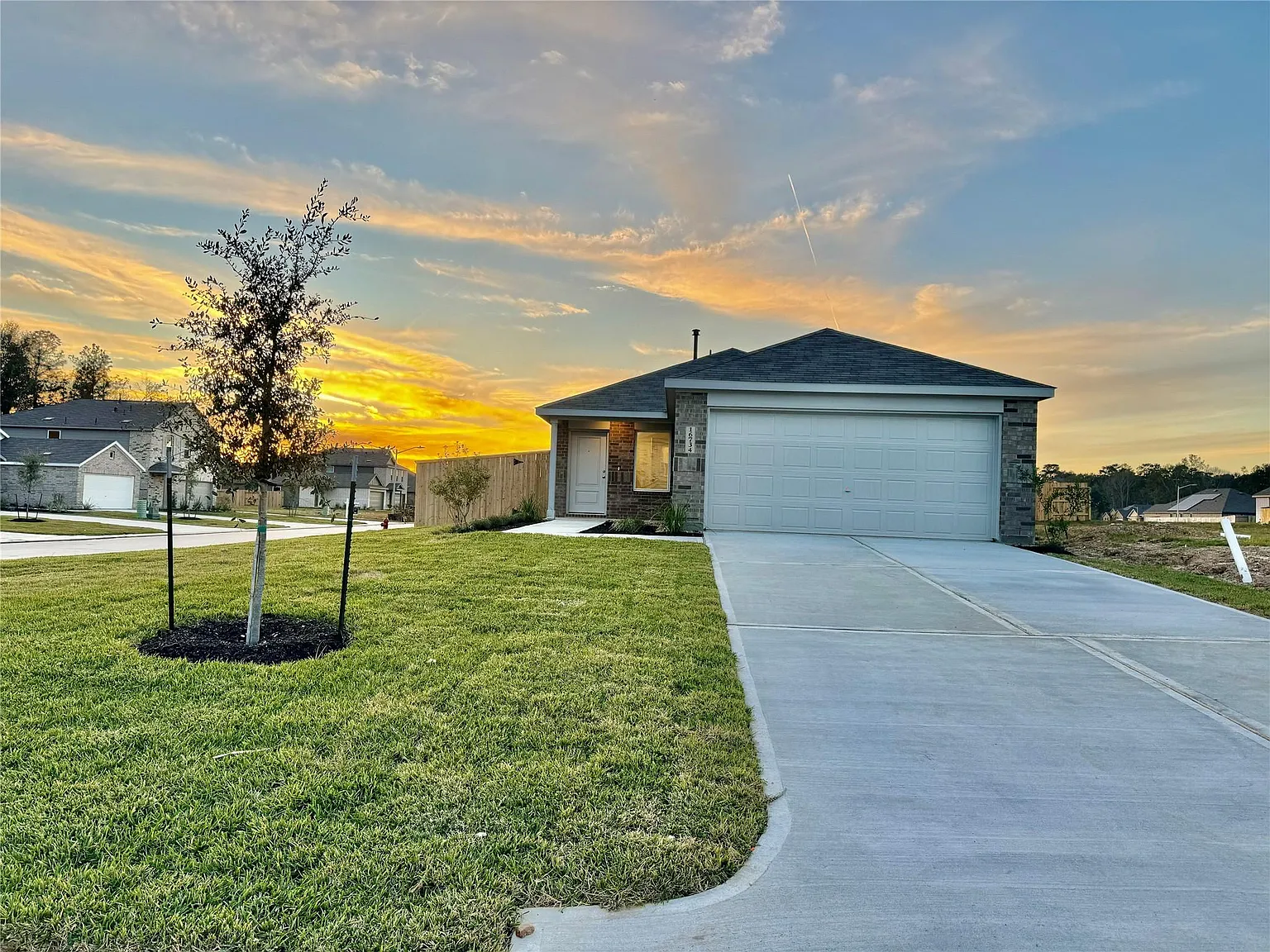 3 bed, 2.0 bath, 1350 sqft, $1,600 — Photo 2