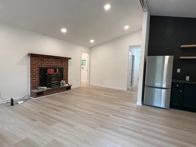 436 Stillwater Dr — Photo 3