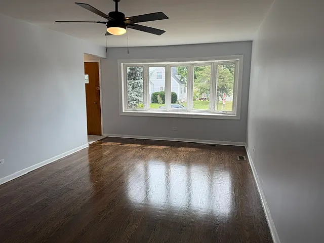 5 bed, 2.5 bath, 2400 sqft, $4,000 — Photo 3