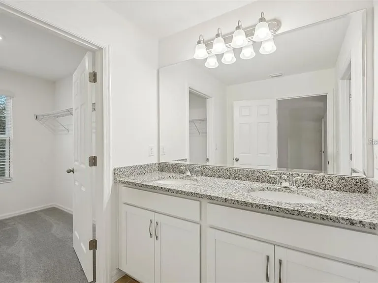 434 North Blvd E — Photo 5