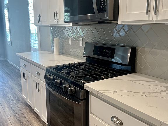 4th image of 233 Karen Ave