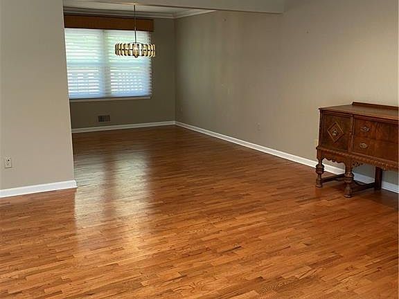 4th image of 8 Lilac Ct