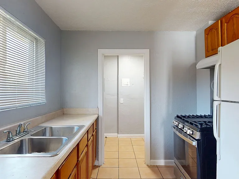 6625 Bancroft Ave — Photo 13