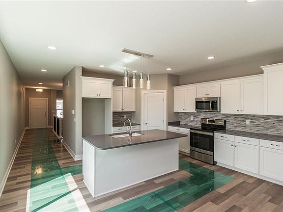 5th image of 1582 SE Blackthorne Dr
