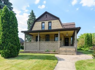 786 Wing St, Elgin, IL 60123