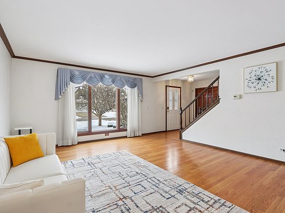 4th image of 690 Dunhill Dr