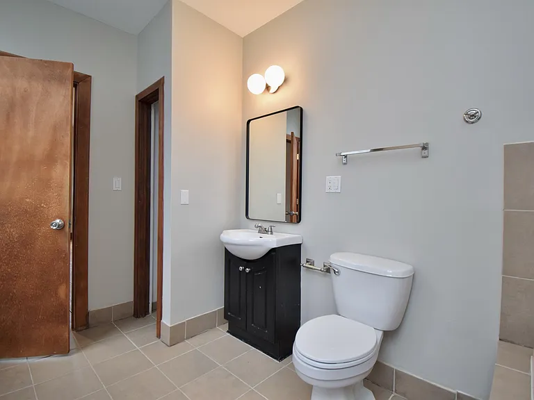 522 E 12th St #1 — Photo 8