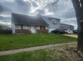 605 Kensington Dr, McHenry, IL 60050