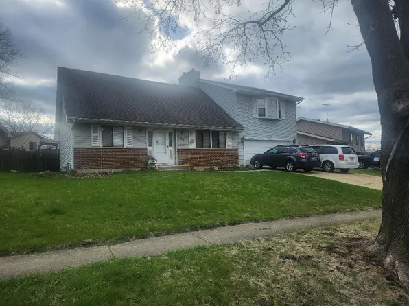 605 Kensington Dr, McHenry, IL 60050