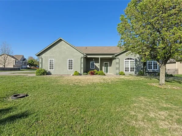 217 SW Ascot Ct, Lees Summit, MO 64082