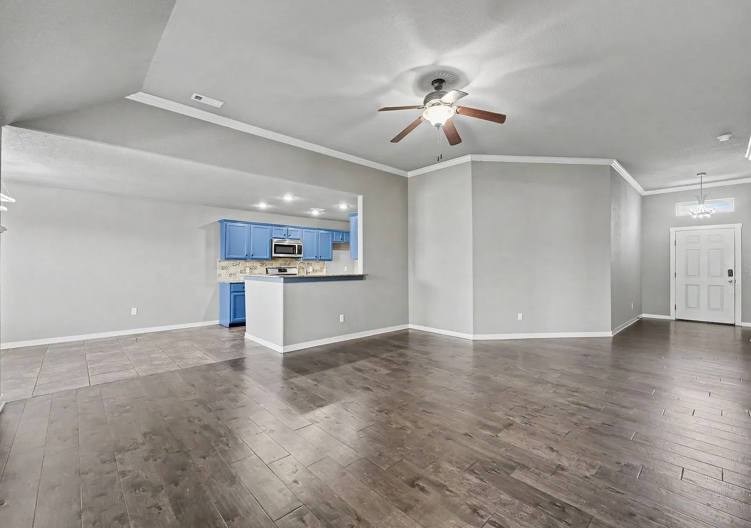 Beautiful 3 Bed / 2 Bath Home with Modern Upgrades & Huge Backyard MoveIn Ready ASAP — Photo 4
