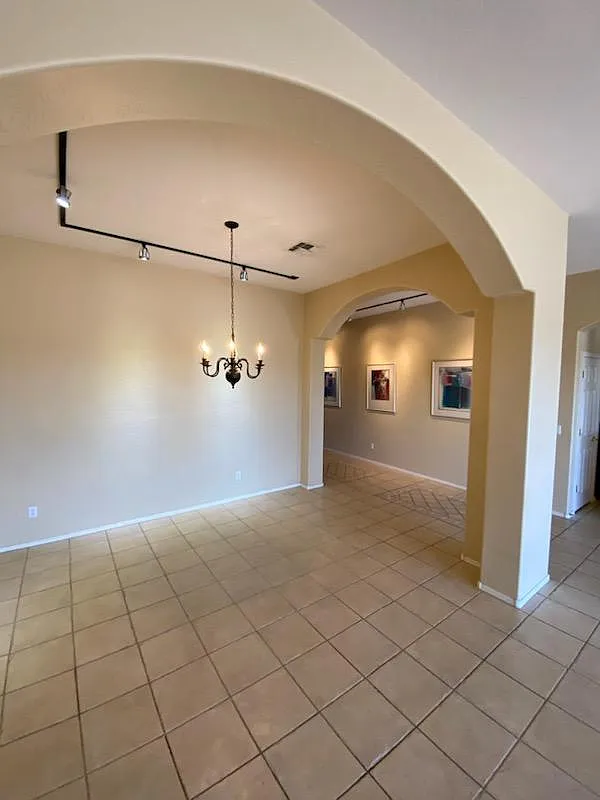 3 bed, 2208 sqft, $2,500 — Photo 2