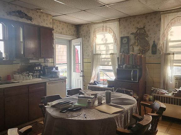 3rd image of 117 Jamestown St