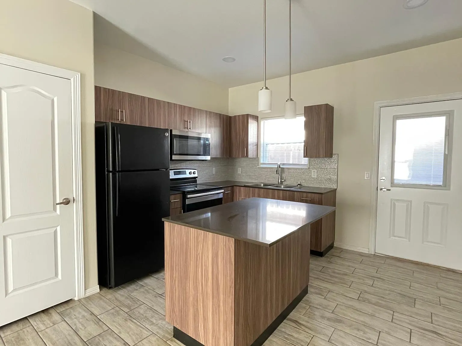 1802 Cortlandt St — Photo 2