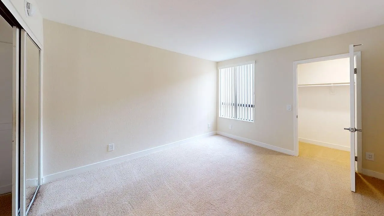 Elizabeth Arms Apartments — Photo 4