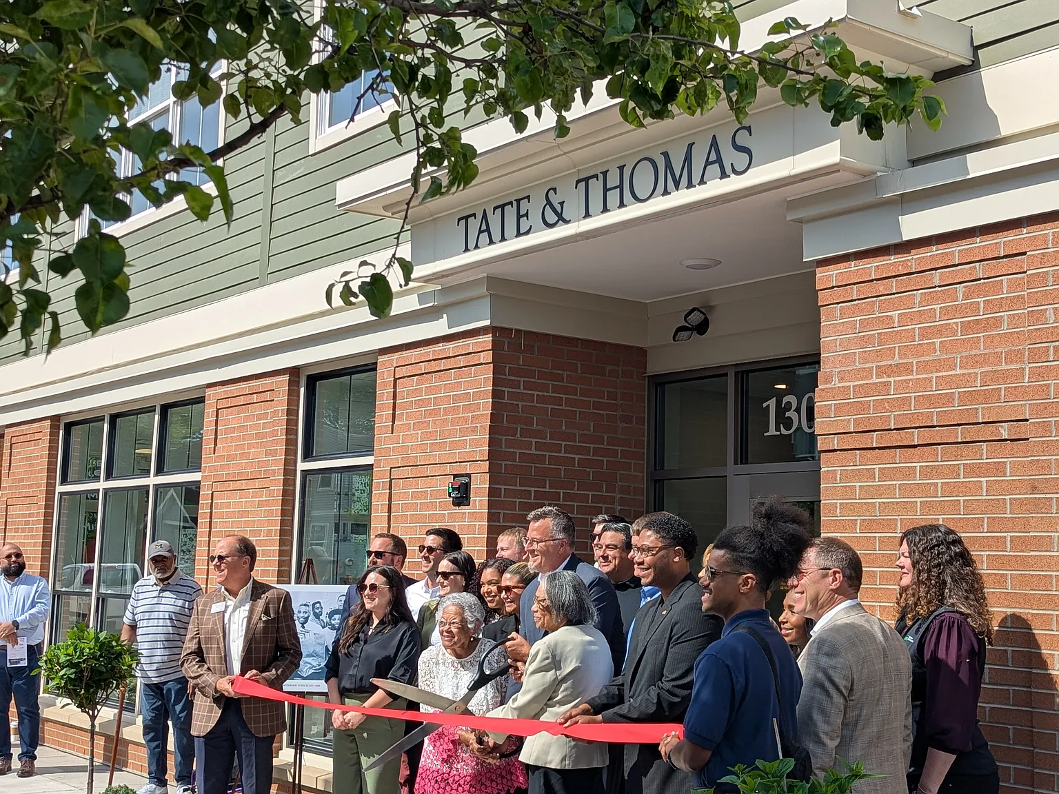 Tate & Thomas Apartments — Photo 1