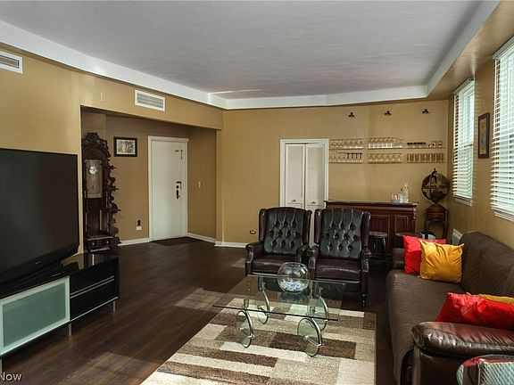 4th image of 13800 Fairhill Rd APT 101