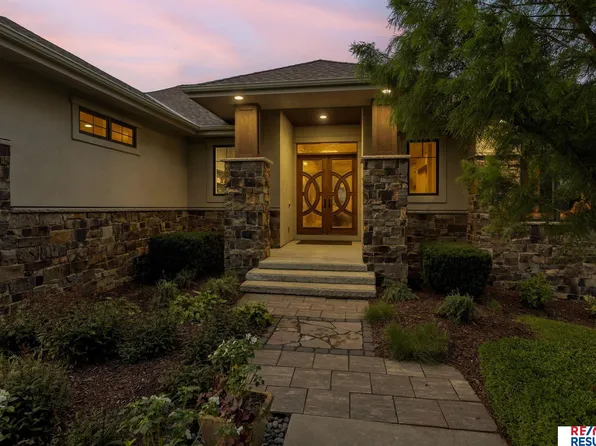 21114 Cedar St, Elkhorn, NE 68022